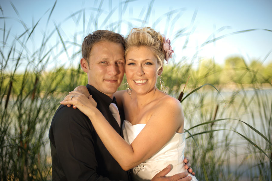 bride and groom ottawa river