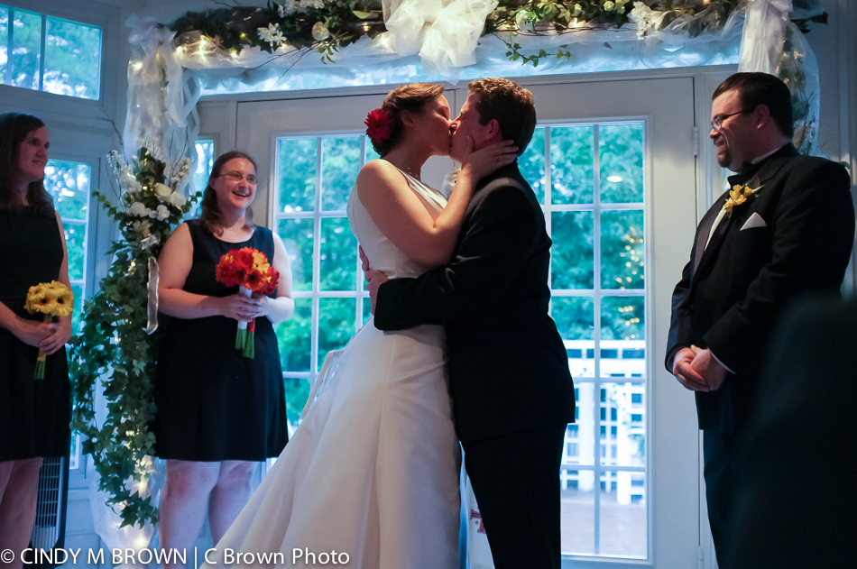 First kiss photo by atlanta wedding photojournalist Cindy Brown