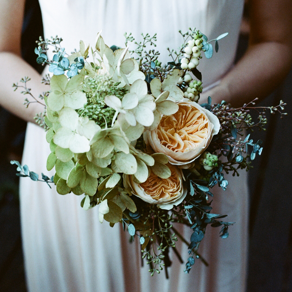 hilary_horvath_wedding_bouquet_snowberry