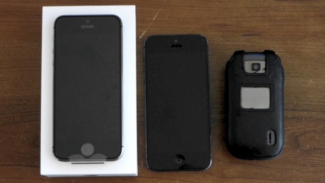 iPhone 5s, iPhone 5 and the dumbphone - three amigos ready for action
