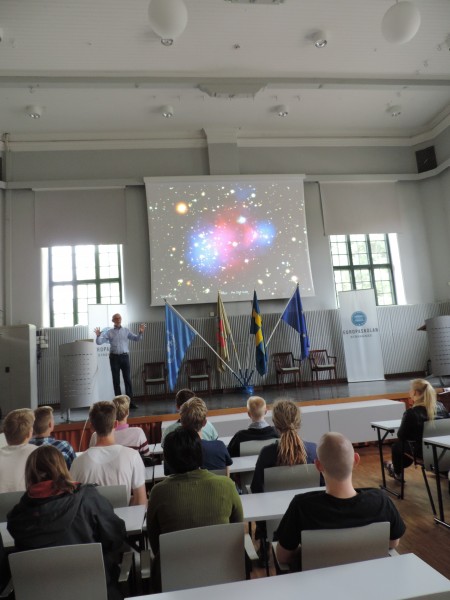 Per-Olof Hulth inspirerar eleverna när han talar passionerat om astro