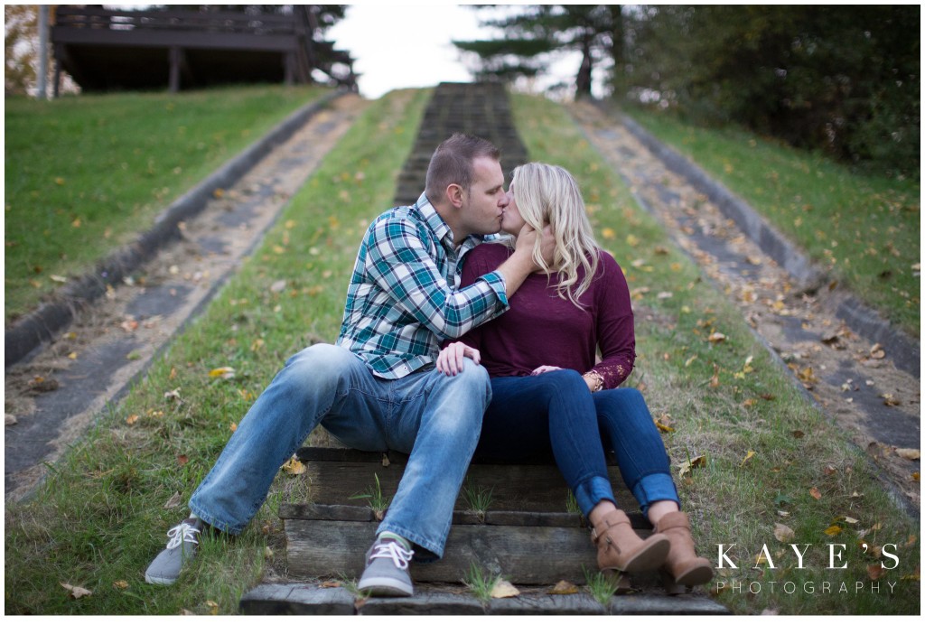 couple kissing on steps, cuddle, engagment session 