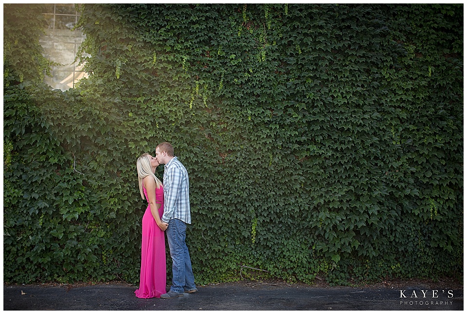 couple kissing, couple with ivy, couple with leaves