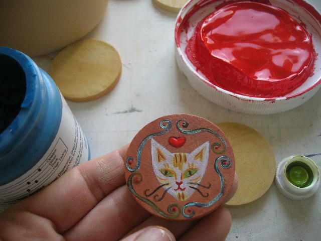 painting wooden disc necklace with a cat head