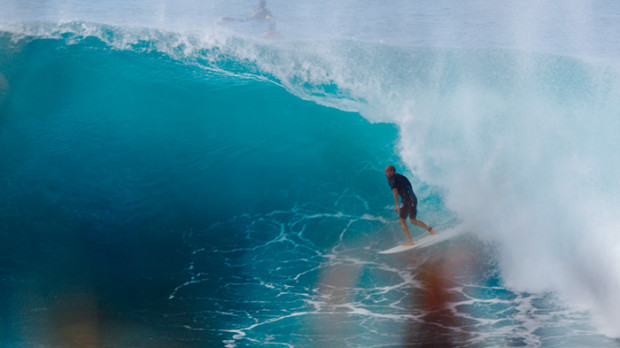 kelly-slater-surfing-volcom-surf-maui-surfing-hawaii-volcom-boardshorts