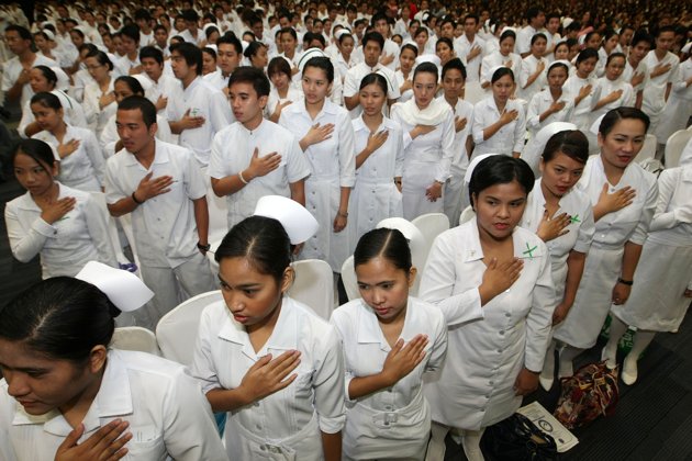 Filipino nurses being inducted as new certified health workers in Pasay City, south of Manila, Philippines, 14 March 2011.