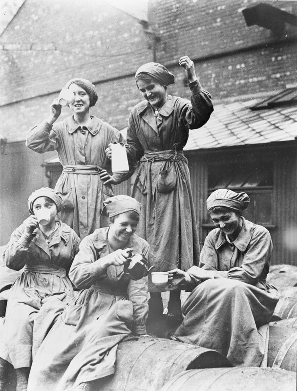 Women_at_work_during_the_First_World_War_Q28259