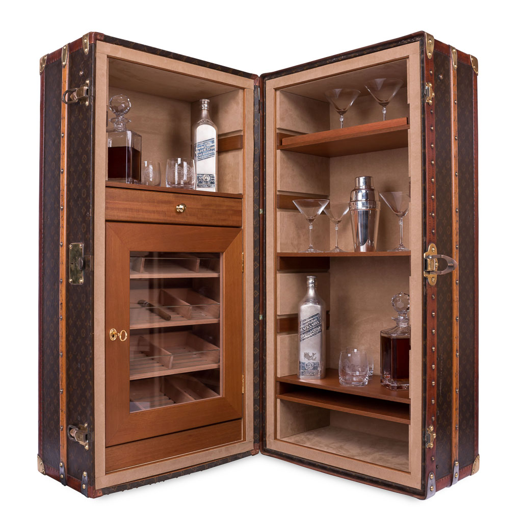 LOUIS VUITTON. A VERY FINE WARDROBE TRUNK WITH HUMIDOR AND DISPLAY