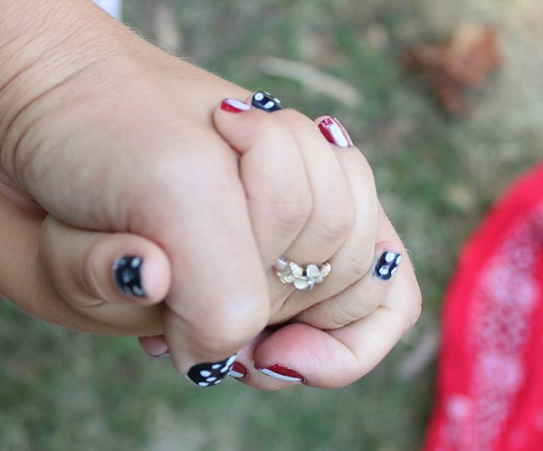 mother daughter fourth of july manicure