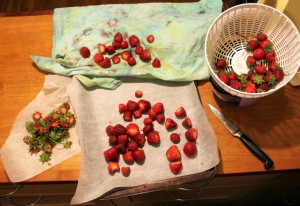 preparing strawberries to freeze