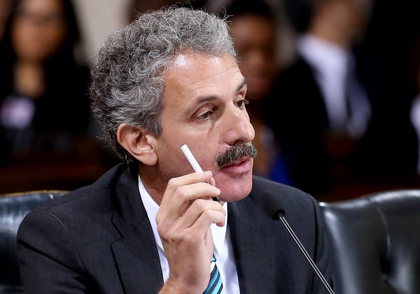 Mike Feuer makes the case against electronic cigarettes before the Los Angeles City Council Image courtesy of the Luis Sinco/LA Times (latimes.com)