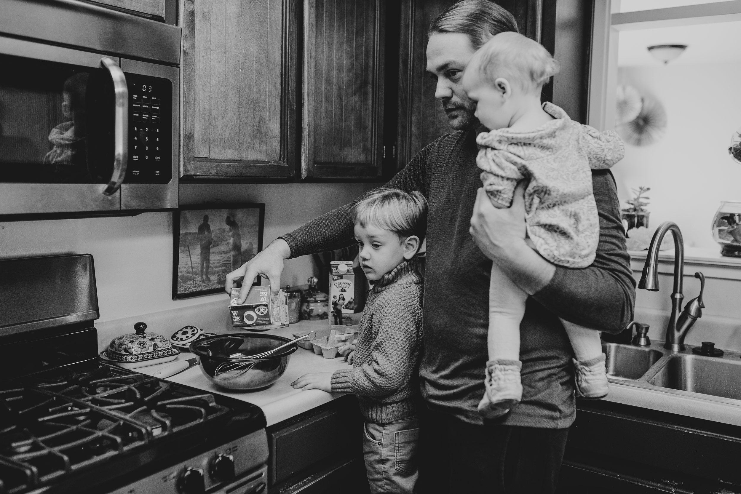  Dad and kids making breakfast 