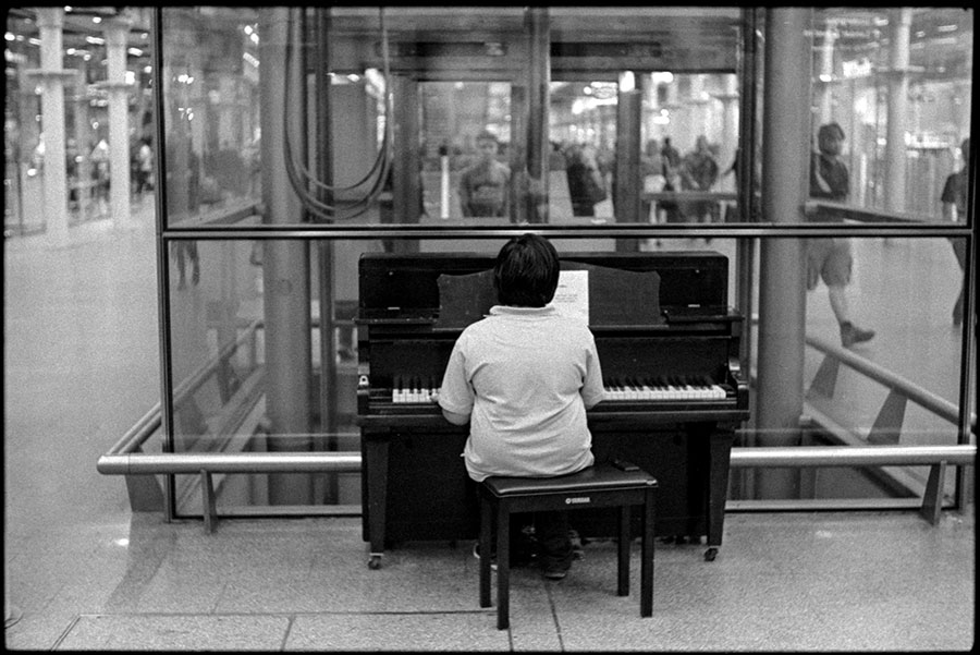 0296_22A Piano Player, London