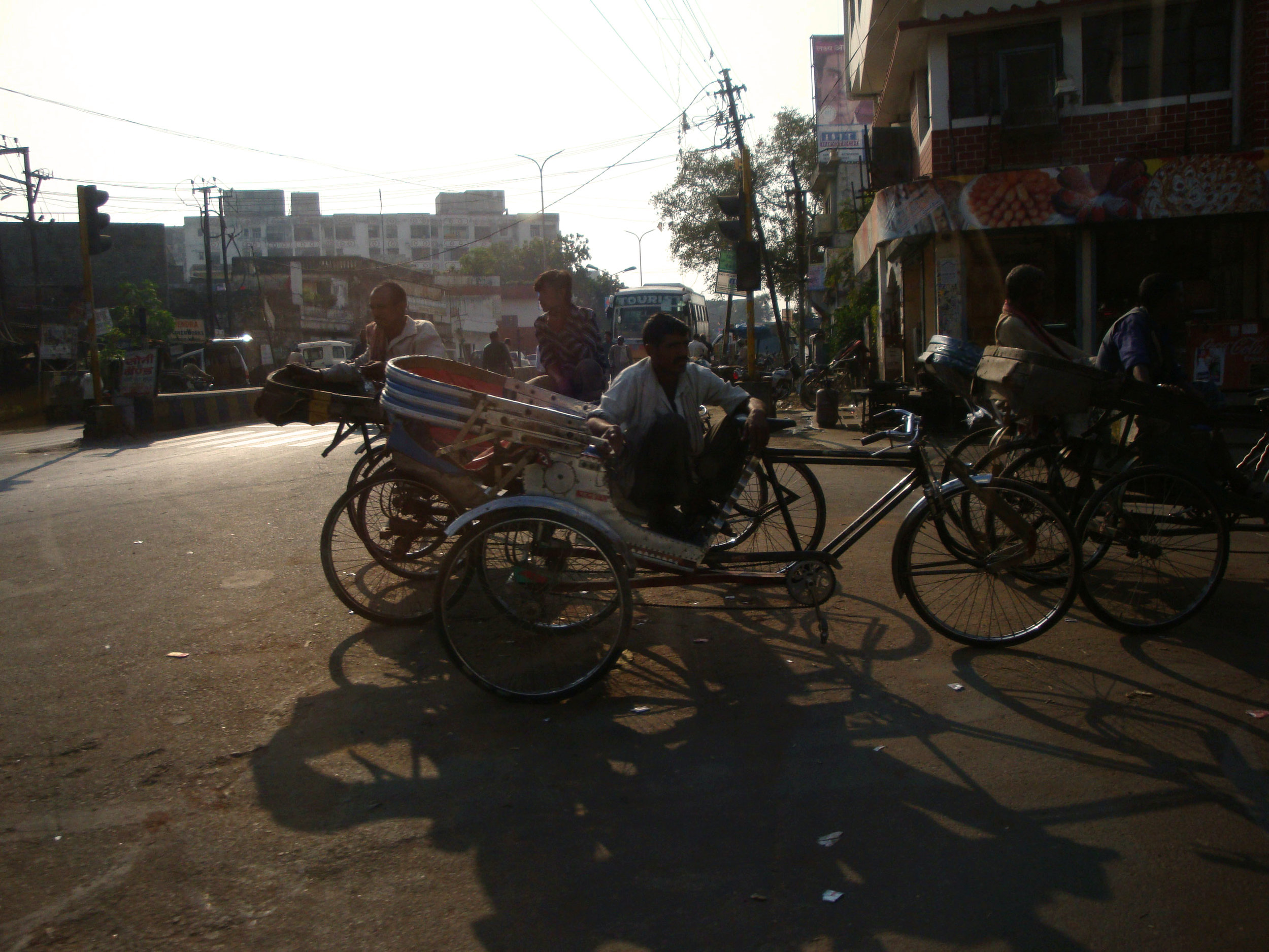 cycle rikshaw lucknow street