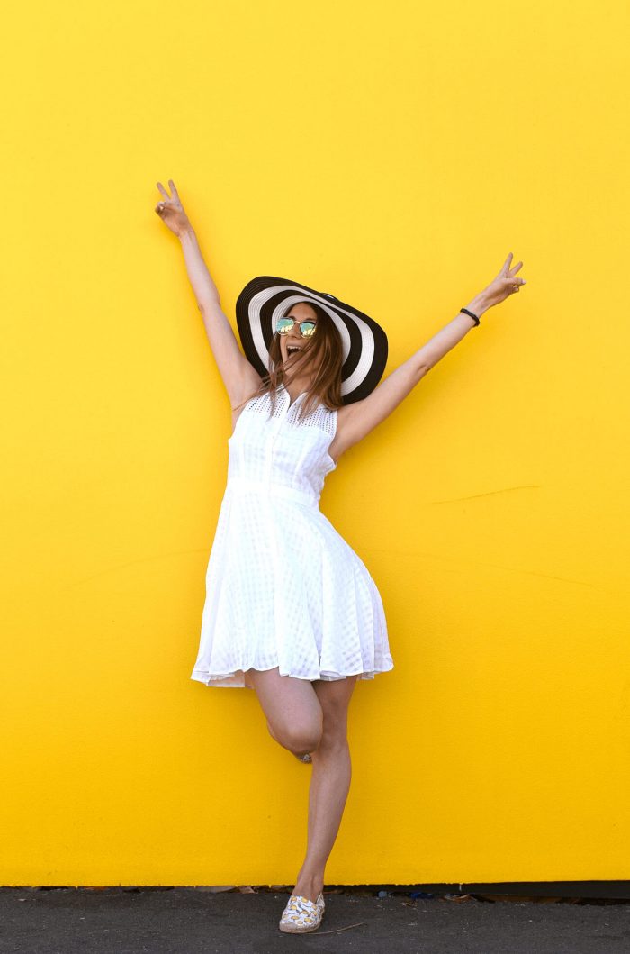 easy-summer-outfit-white-sundress-straw-hat-04