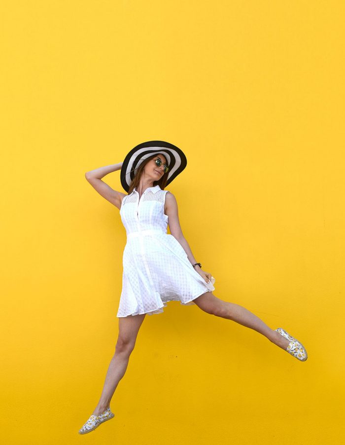 easy-summer-outfit-white-sundress-straw-hat-07
