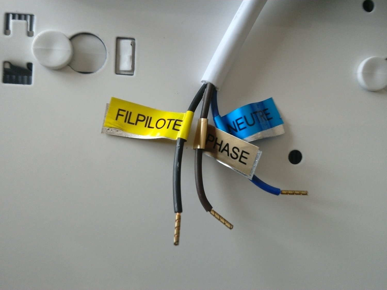 Installer une sortie de câble connectée sur un radiateur électrique avec fil  pilote - particulier