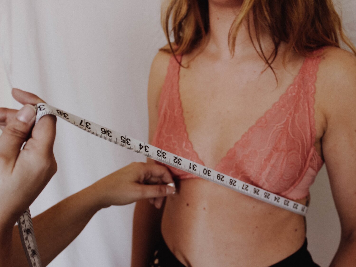 Expert Shows Fixes For 3 Common Bra Problems 