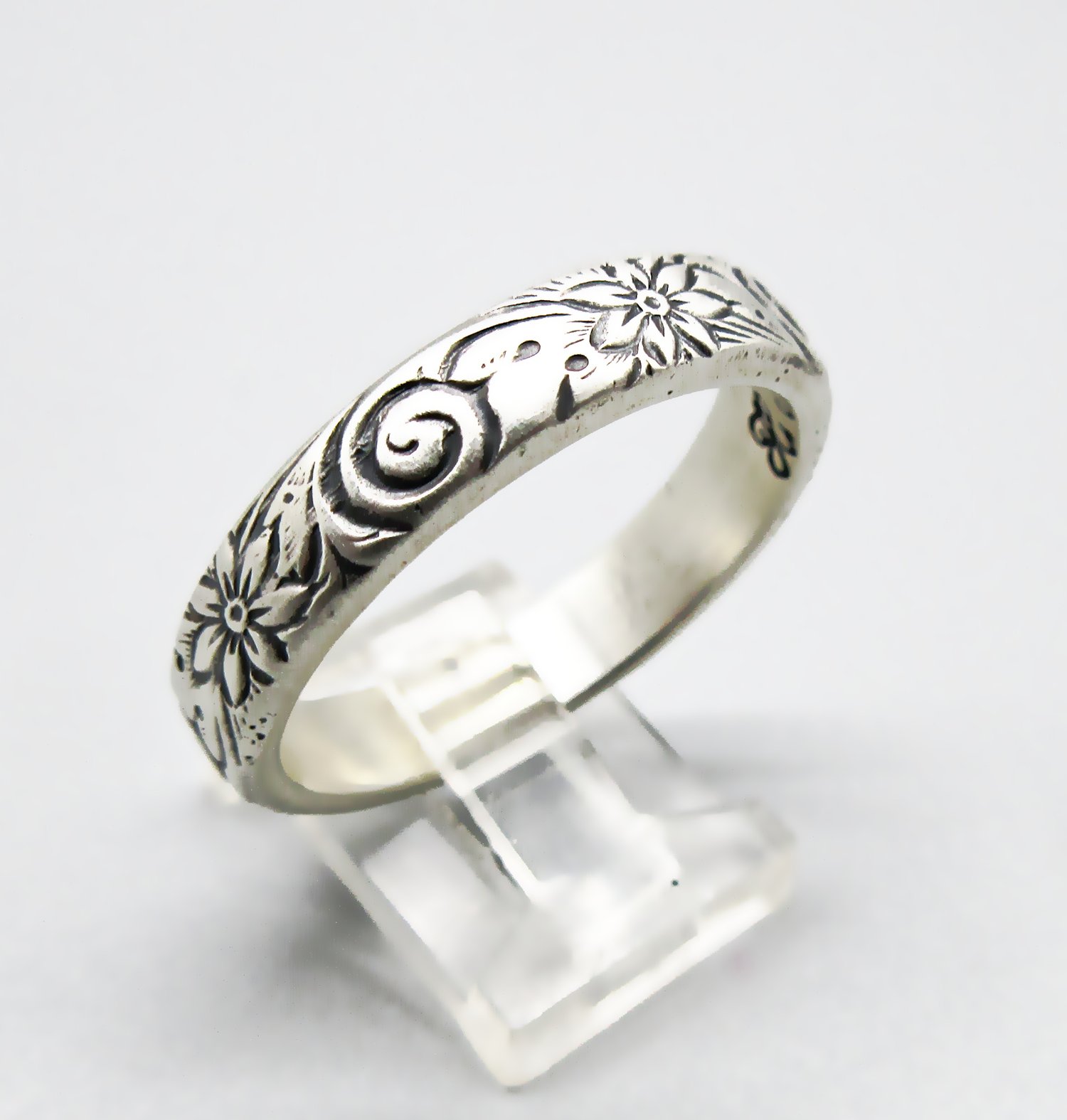 Stainless Steel Embossed Vines Cast Band Ring. 
