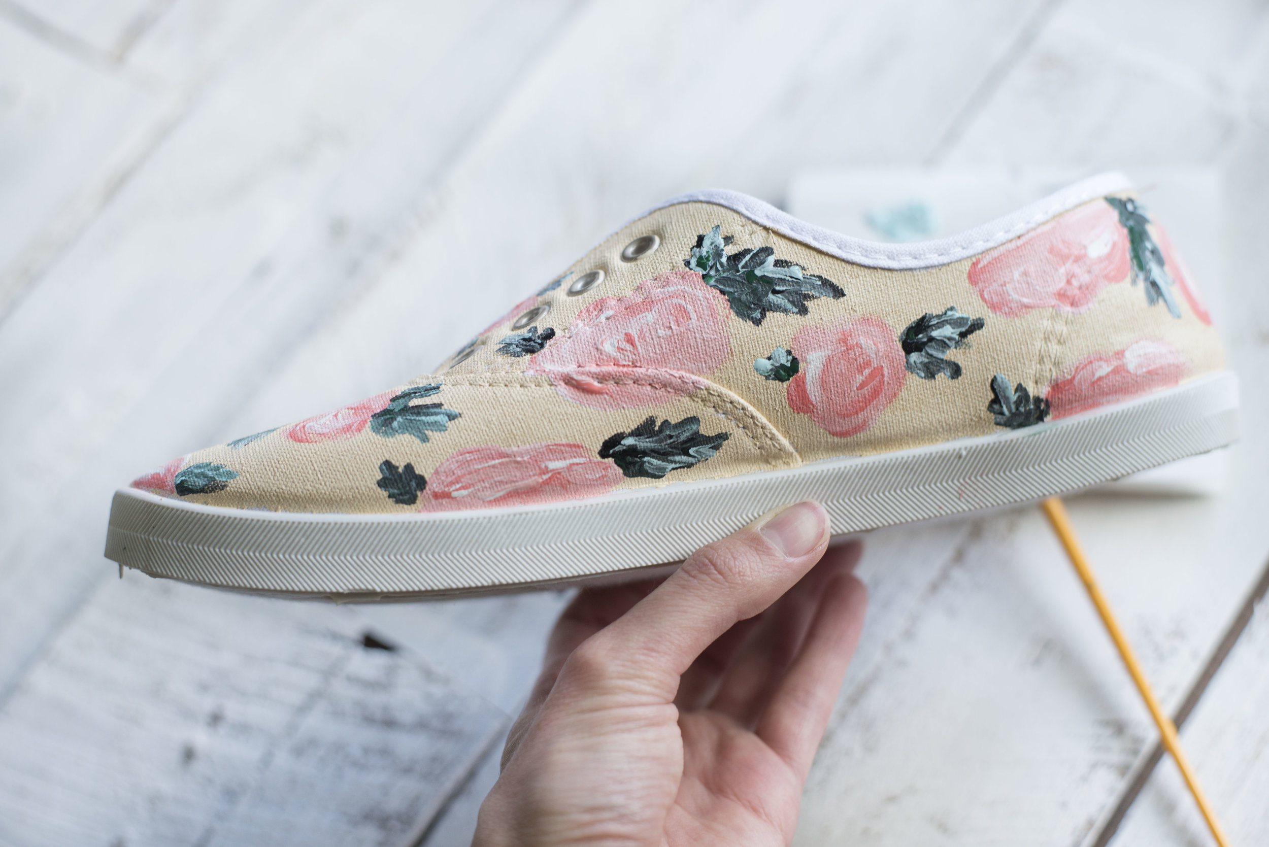 Other Sizes and Paintings Available by Special Order. Hand Painted Roses Slip-On Shoes Schoenen damesschoenen Instappers Loafers 