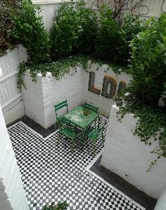 _wsb_236x361_mosaic+courtyard+garden+with+white+walls+black+and+white+tiles+and+soft+planting