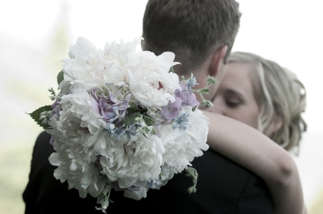 All white bridal bouquet for a Breckenridge, Colorado wedding. | photo[jameephotography.com]