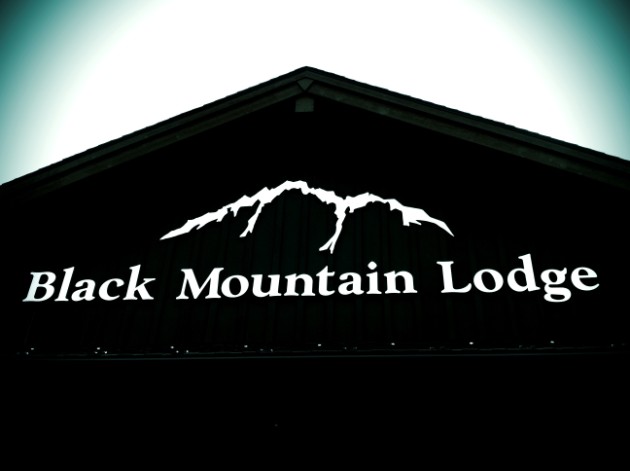 [ VENUE ] The Black Mountain Lodge at the Arapahoe Basin Ski and Snowboard Area  |  photo[stacysanchez]  Colorado Wedding Blog