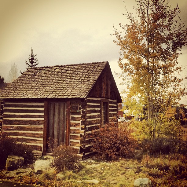 [Venue and Photo Shoot Location] Father Dyer's Cabin in Breckenridge, Colorado.  |  photo[stacysanchez]