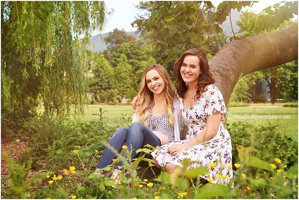 Outdoor family pictures of sisters in a park near Bellevue WA photographed by Brooke Clark