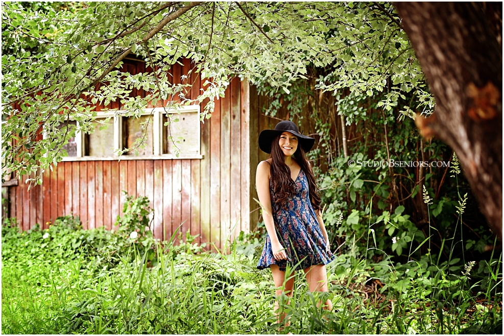 Chic senior pictures in dress and black hat_Studio B