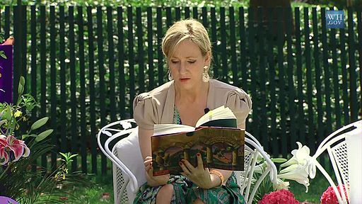 512px-J._K._Rowling_at_the_White_House_2010-04-05_9