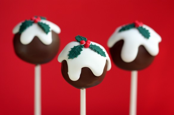Christmas-Holly-Cake-Pops-by-Sweetopia-584x389