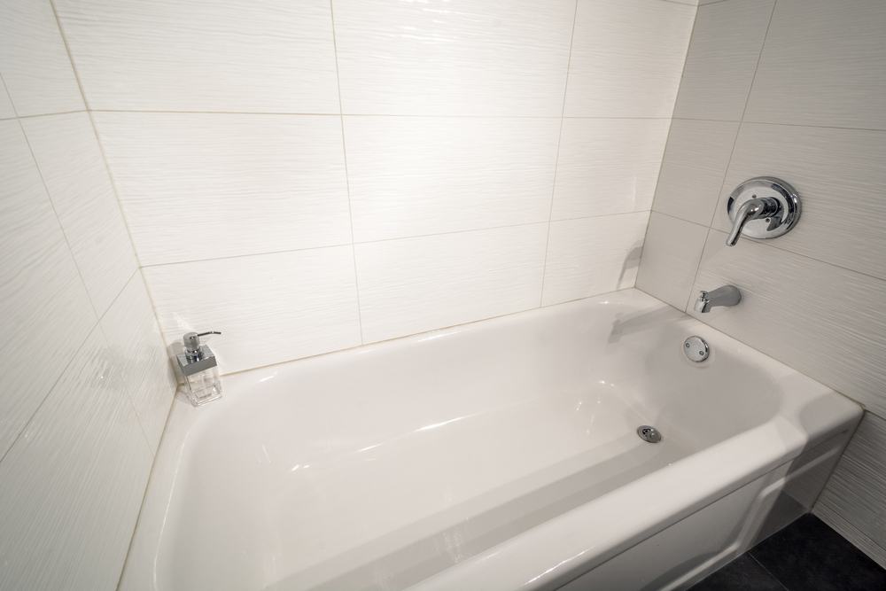 What You Should Know About Bathtub Liners And Refinishing