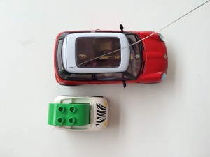 Top view of a scale Apple Car model to the Mini Cooper. Note: Four Apple Car’s could be linked together in a 2x2 pattern and be roughly the same width and length as a family sedan. No more arguments over air-conditioning temperatures!