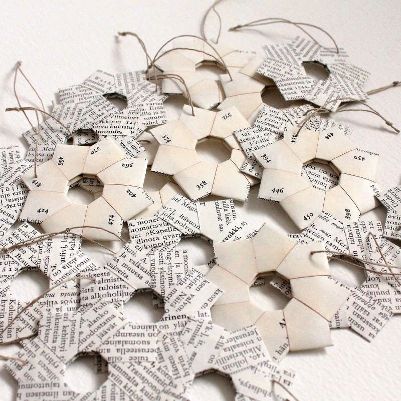origami star ornaments by Kaija Rantakari / www.paperiaarre.com