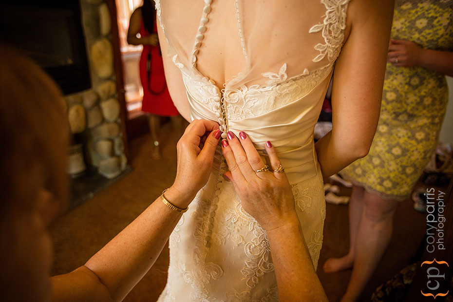 wedding dress buttonning