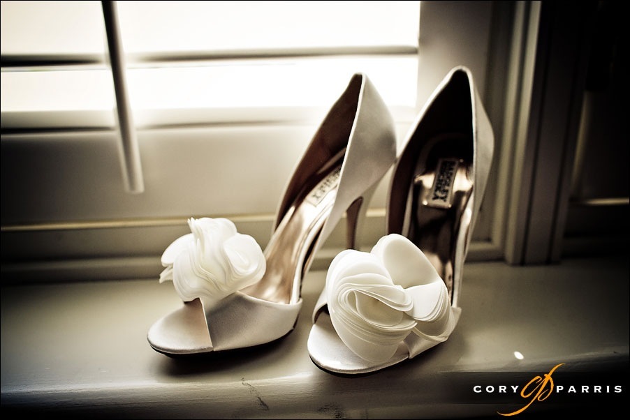 wedding shoes at newcastle golf club by seattle wedding photographer cory parris