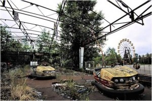 Feria abandonada de Prípiat invadida por la naturaleza. (Foto: energía-nuclear.net)