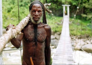 Un individuo Ndani, de Nueva Guinea del Oeste, en donde se dice que se encuentran las últimas comunidades de colectores-cazadores de nuestros tiempos (Wikimedia Commons).