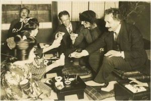 Einstein a punto de beber "sake", bebida alcohólica japonesa. (Fuente: Ver bibliografía).