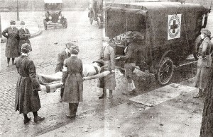 Trabajadores de la Cruz Roja trasladando a una víctima de la gripe española en St. Louis, Missouri, en Estados Unidos.