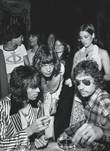 Mick Jagger, al centro, festejando su cumpleaños 29 acompañado de Keith Richards, Bob Dylan y gente desconocida.