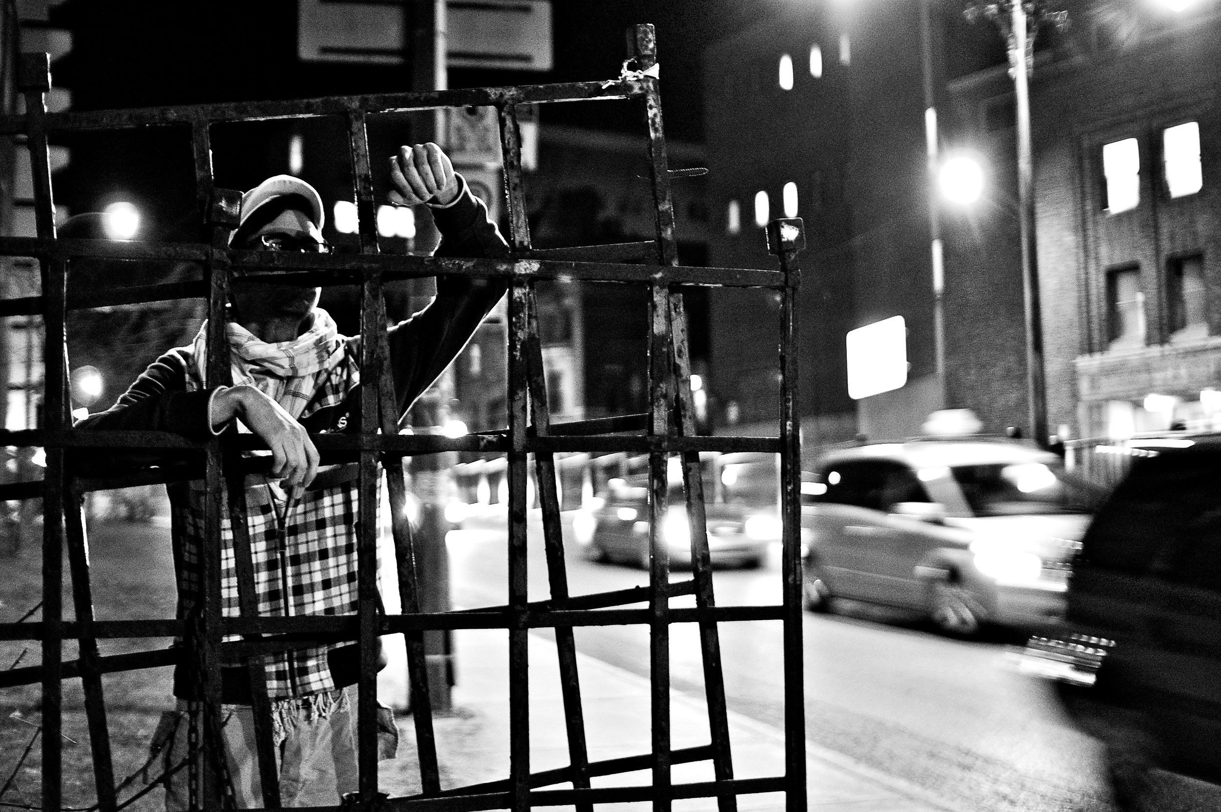 portrait-shot-night-street-montreal-lifestyle-photographer