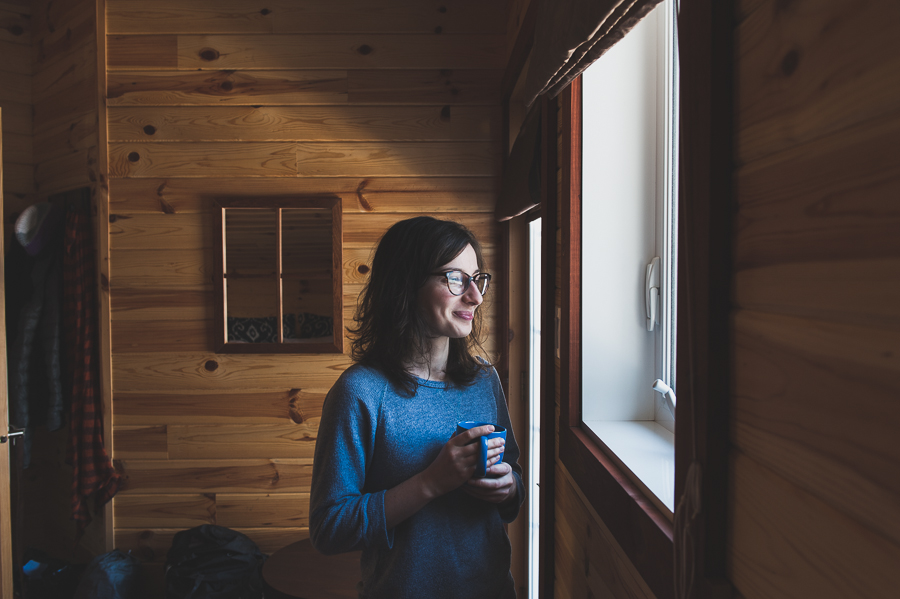 girl-cabin-looking-window-montreal-lifestyle-portrait-photographer