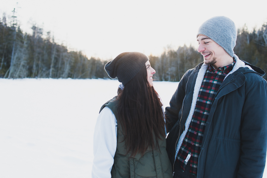couple-lifestyle-portrait-winter-outdoor-montreal-photographer-lake