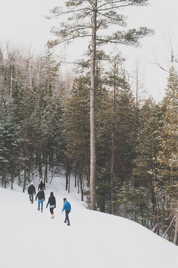 friends-hiking-winter-snow-forest-montreal-lifestyle-photographer