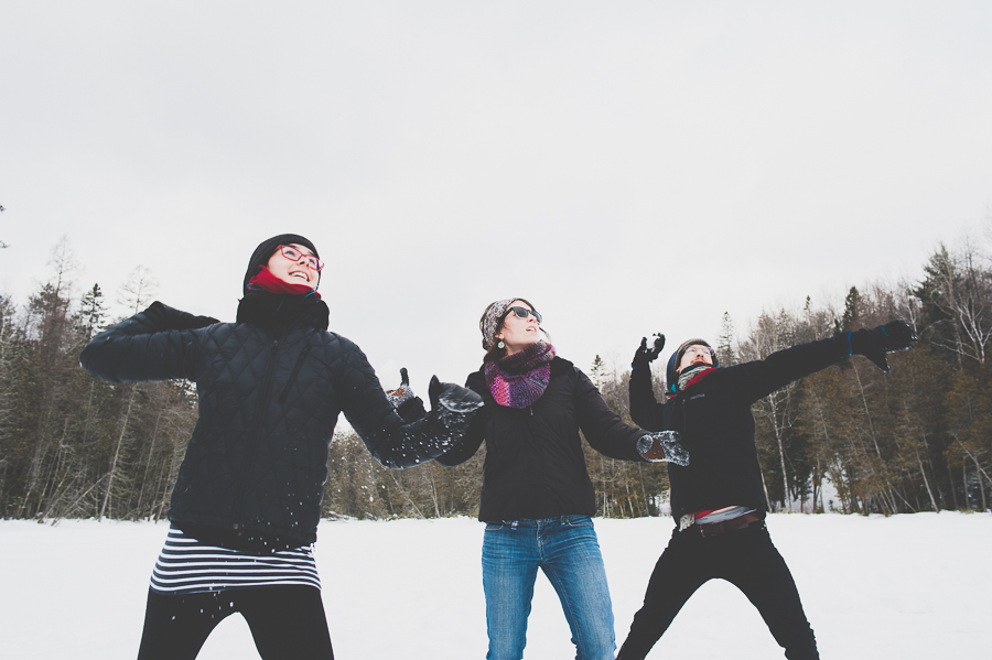 friends-snowball-fight-winter-snow-montreal-lifestyle-moment