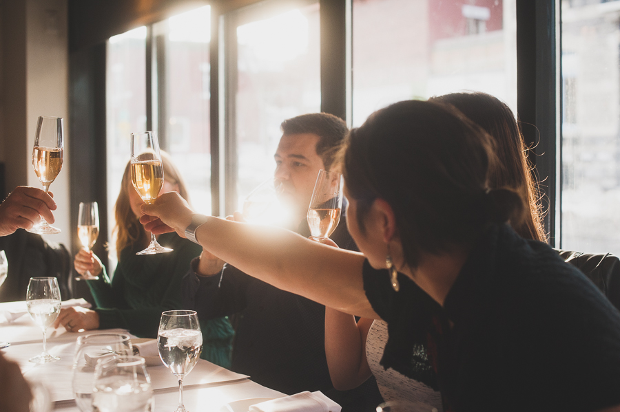 round-table-tours-cheers-montreal-wine-photographer-alex-tran