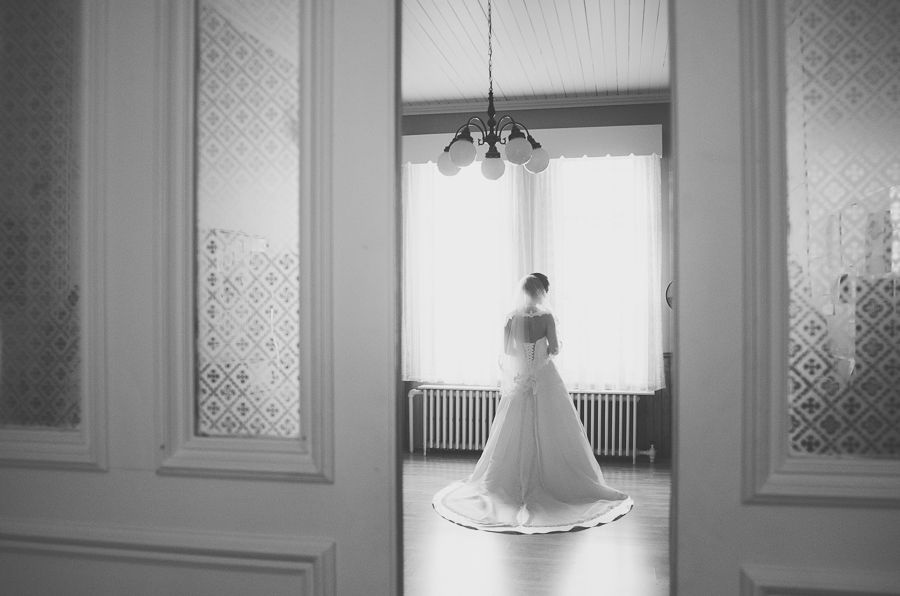 bride-black-and-white-moment-before-ceremony-wedding-photographer-alex-tran