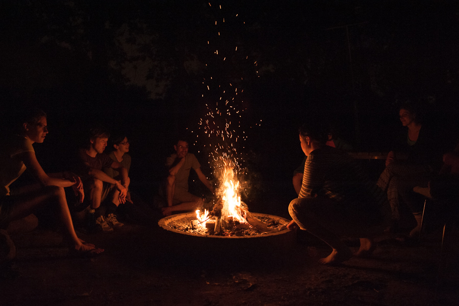 people-around-campfire-marcher-la-region-walk-the-region-night-2014